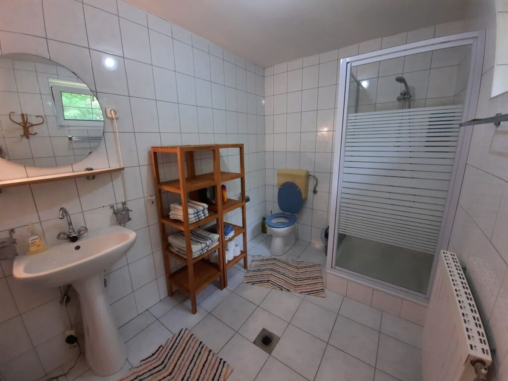 guesthouse bathroom